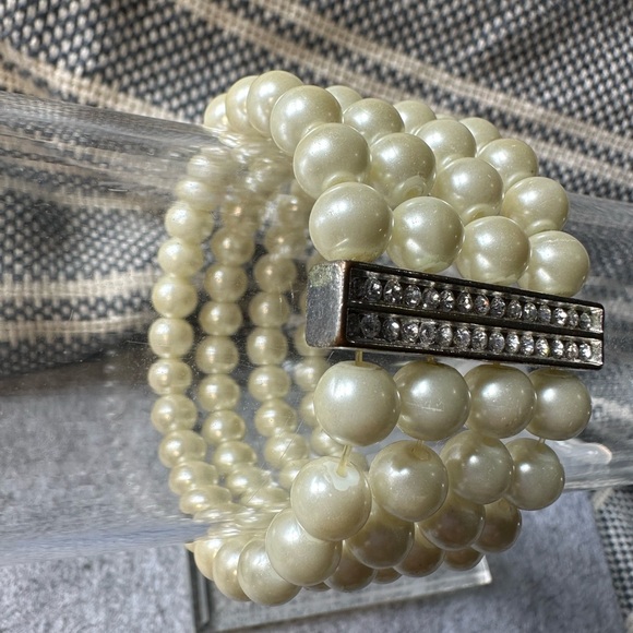 Vintage Jewelry - Faux pearl bracelet Must bundle! 2-$10 or 3-$15 etc